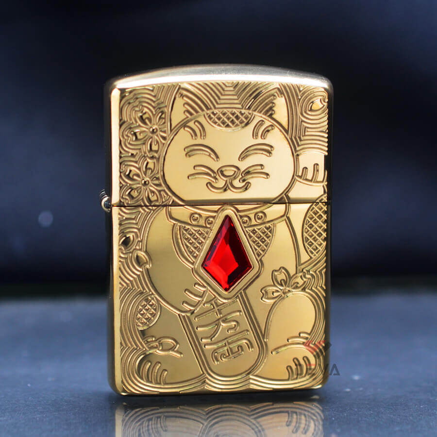 BẬT LỬA ZIPPO USA ARMOR CHỦ ĐỀ MÈO CHIÊU TÀI Z133 Maneki-Neko - ZIPPO KHẢM ĐÁ QUÝ Lucky Cat