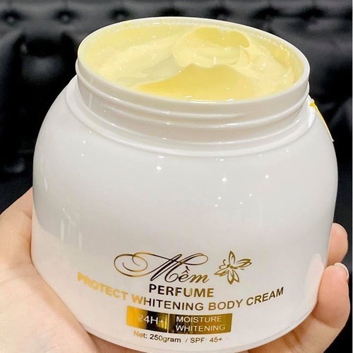 Kem body Mềm A Cosmetics mẫu mới hương nước hoa kem dưỡng trắng da a mềm giúp da trắng sáng mềm mịn. TRẮNG BẬT HẲN 3 TÔNG CHỈ TRONG 7 NGÀY