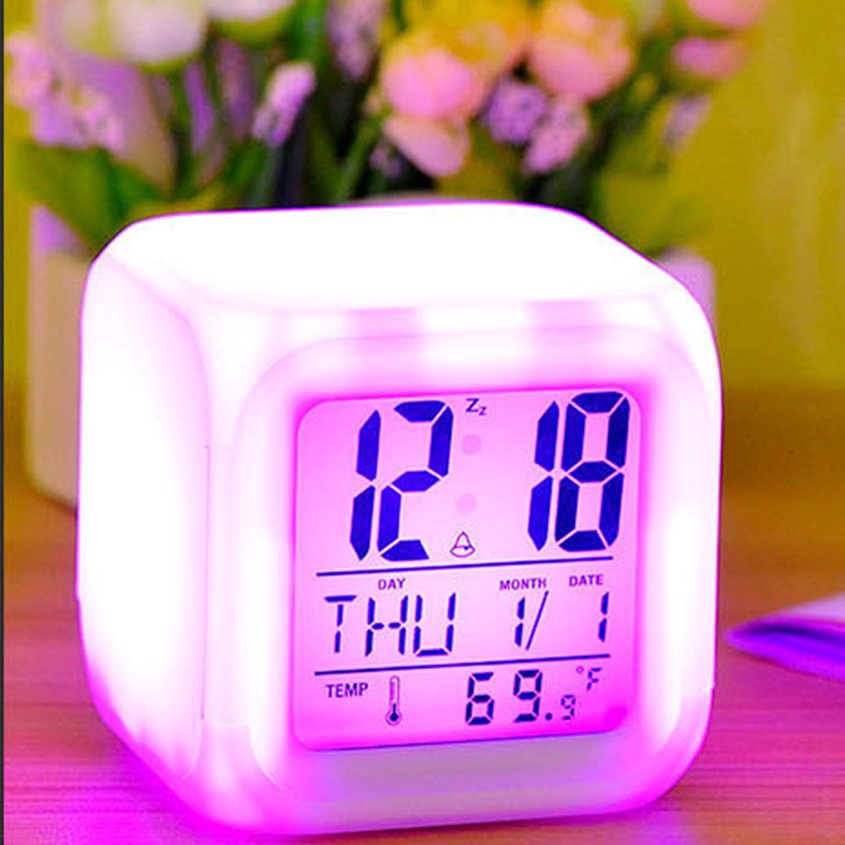 Đồng hồ báo thức kỹ thuật số hình vuông đổi 7 màu có màn hình LCD sử dụng tại nhà
