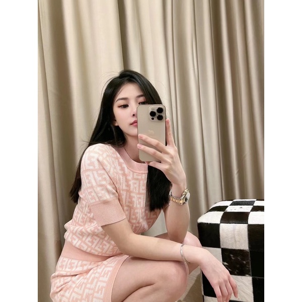 Set trang phục len nữ gồm áo len tay ngắn và chân váy ngắn dáng ôm thương hiệu Fendi FD cao cấp