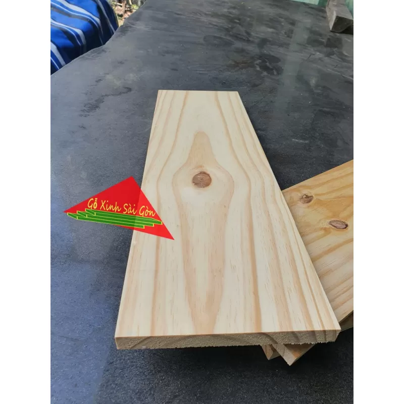 Gỗ thông tấm rộng 15cm,dài 40cm,dày 2cm được bào láng 4 mặt thích hợp làm kệ, trang trí,đóng vật dụng, ốp tường,...
