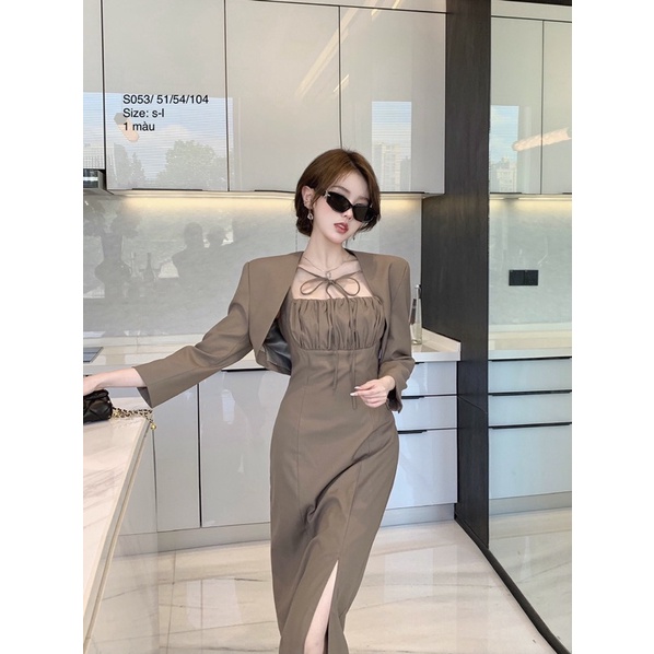 ? Set váy dây dáng dài xẻ cao sexy kèm chiếc croptop cổ dây buộc kiểu cách