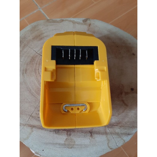 Doc lấy nguồn 5Volt 2 cổng USB để sạc điện thoại cho pin DEWALT 12-18Volt