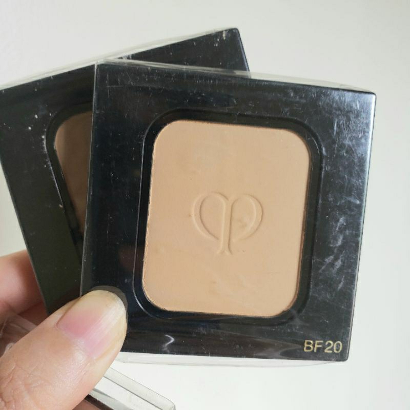 Phấn nén nền Cle De Peau màu B20 cho da sáng vừa
