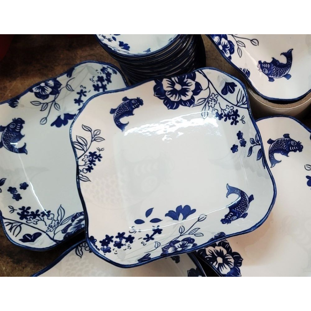 DĨA VUÔNG GỐM SỨ HỌA TIẾT CÁ VÀ HOA SEN - 18CM