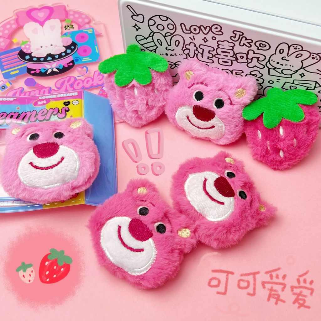 Ghim cài balo gấu dâu mini Lotso thú bông mini dễ thương làm phụ kiện kẹp tóc, ghim cài áo, máy gắp thú mini