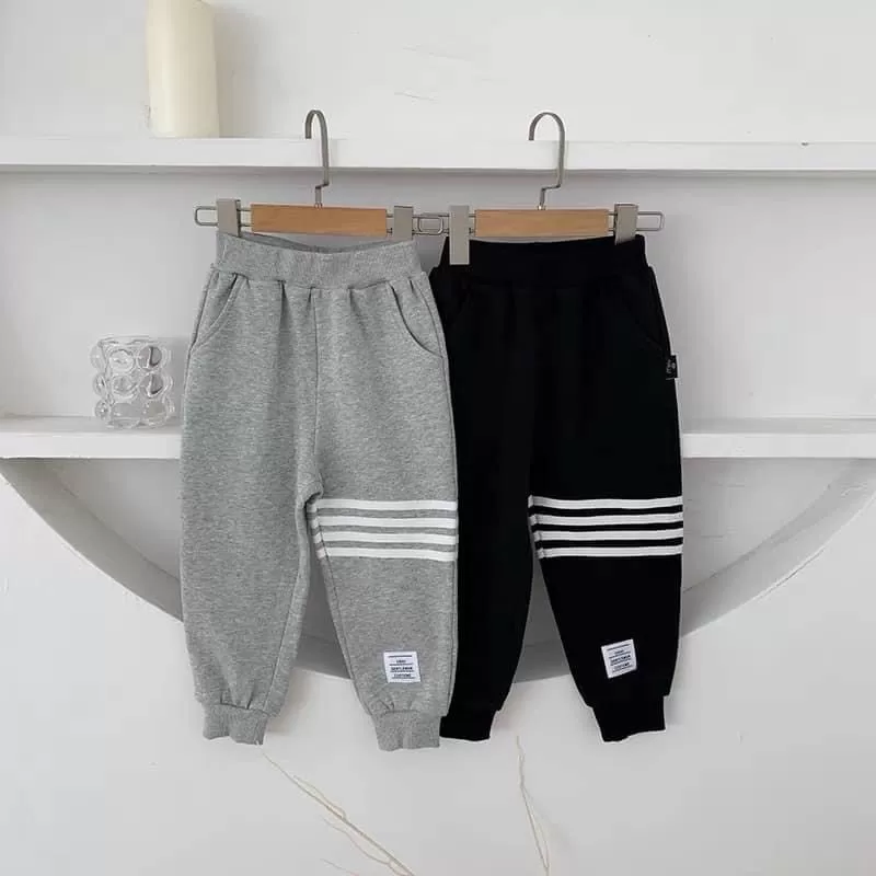QUẦN THỂ THAO RICHKID 4 SỌC SÀNH ĐIỆU CHẤT LIỆU NỈ DA CÁ CHO BÉ MẶC THU ĐÔNG 8-18KG