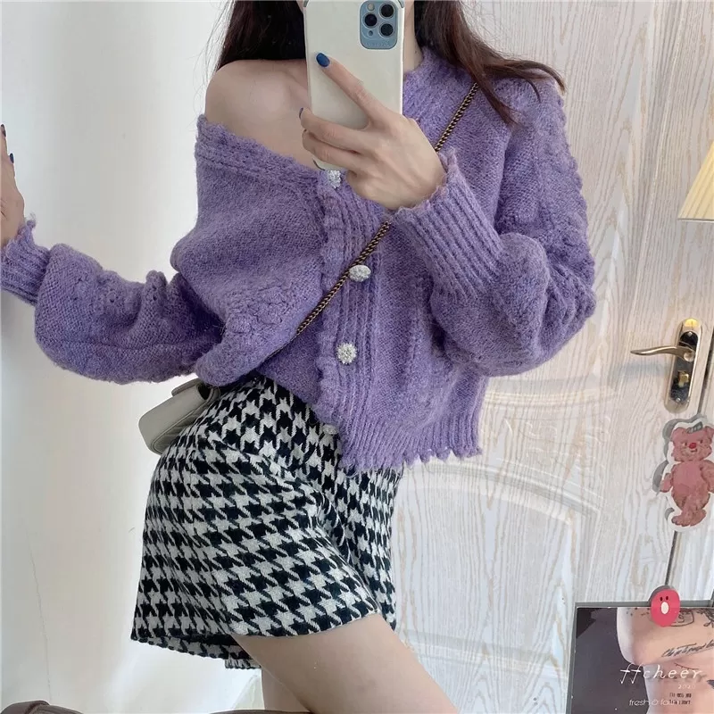 Áo len croptop màu tím nút đá lấp lánh