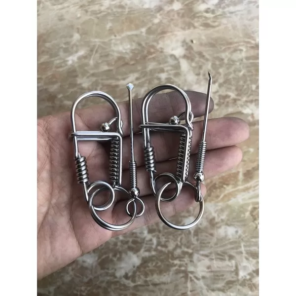 Móc khoá inox 304 không rỉ giá bán sỉ gồm 1 móc khoá và 1 chòi tai